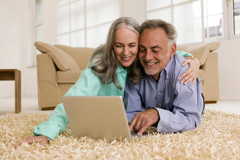 西方人,老年人,头发,两个人,家庭,夫妻,客厅,横图,室内,白天,正面,爱情,游戏,电脑,笔记本电脑,窗户,地毯,落地窗,沙发,欧洲,欧洲人,服装,装饰,编织,网络,手工艺品,织物,浪漫,玩,茶几,注视,娱乐,通讯设备,玻璃窗,衣服,白色,工艺品,观察,看,趴着,休闲,温暖,温馨,一家人,恩爱,恋人,服饰,观看,华丽,修饰,点缀,和睦,察看,无线,起居室,衣着,穿着,关注,通信设备,无线网络,无线上网,便携式电脑,衬托,美观,雅致,雅观,衣饰,手提电脑,老年男性,老年女性,男人,男性,女人,女性,白种人,夫妇,情侣,趴,玩耍,嬉戏,彩图,全身,伴侣,融洽,皮沙发