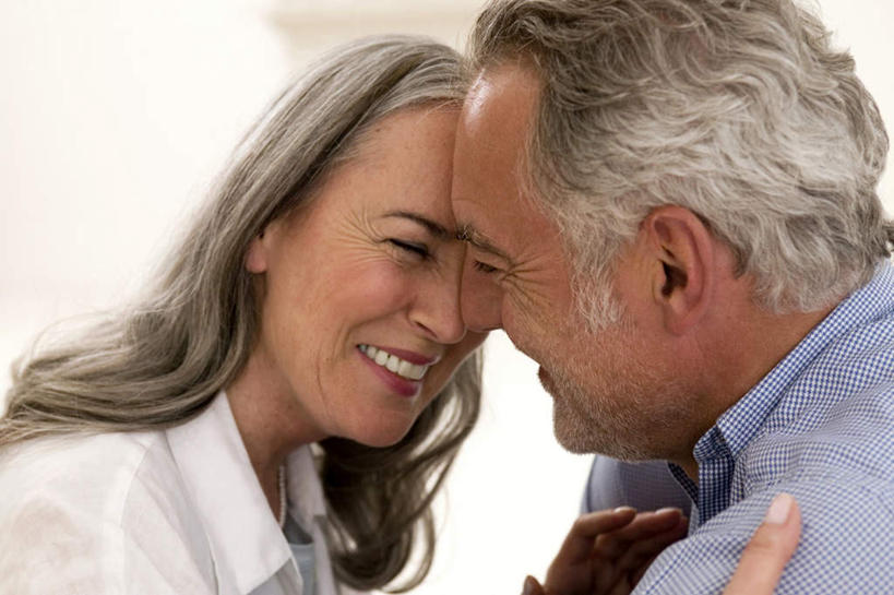 西方人,老年人,头发,两个人,家庭,夫妻,客厅,坐,抱,笑,微笑,露齿笑,横图,室内,白天,侧面,爱情,窗户,落地窗,沙发,欧洲,欧洲人,服装,浪漫,注视,玻璃窗,衣服,白色,观察,看,温暖,温馨,一家人,恩爱,恋人,服饰,抱着,观看,和睦,察看,起居室,搂着,衣着,穿着,关注,衣饰,老年男性,老年女性,男人,男性,女人,女性,白种人,夫妇,情侣,搂,搂抱,坐着,半身,彩图,伴侣,融洽,皮沙发