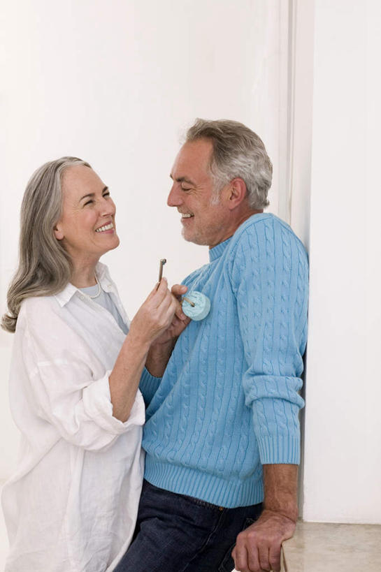 西方人,老年人,头发,两个人,家庭,夫妻,客厅,站,笑,微笑,露齿笑,竖图,室内,白天,侧面,爱情,安全,欧洲,欧洲人,握,服装,墙,防护,钥匙,浪漫,拿,拿着,注视,挂件,墙壁,墙面,衣服,白色,观察,看,站着,温暖,温馨,一家人,恩爱,握着,恋人,服饰,观看,保护,和睦,察看,起居室,开启,衣着,穿着,封闭,关注,保险,私密,保全,周全,安稳,安定,防盗,衣饰,平安,老年男性,老年女性,男人,男性,女人,女性,白种人,夫妇,情侣,站立,半身,彩图,伴侣,融洽