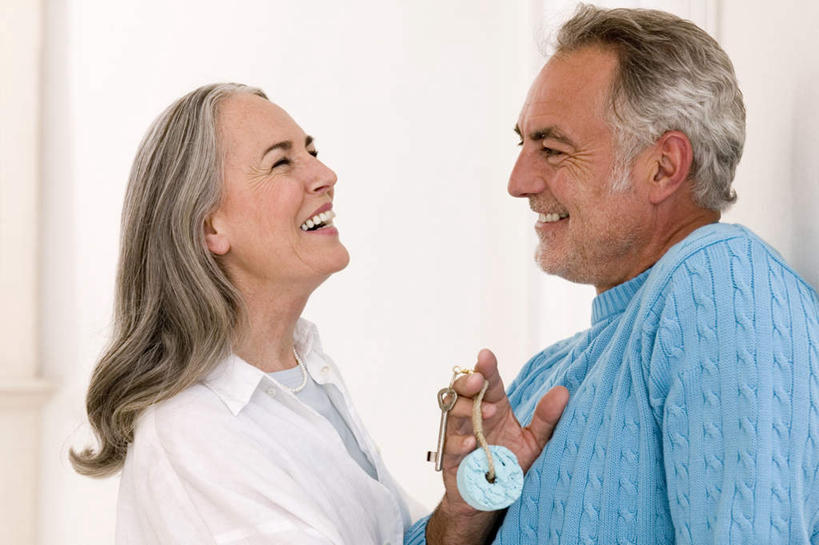 西方人,老年人,头发,两个人,家庭,夫妻,客厅,站,笑,微笑,露齿笑,横图,室内,白天,侧面,爱情,安全,欧洲,欧洲人,握,服装,墙,防护,钥匙,浪漫,拿,拿着,注视,挂件,墙壁,墙面,衣服,白色,观察,看,站着,温暖,温馨,一家人,恩爱,握着,恋人,服饰,观看,保护,和睦,察看,起居室,开启,衣着,穿着,封闭,关注,保险,私密,保全,周全,安稳,安定,防盗,衣饰,平安,老年男性,老年女性,男人,男性,女人,女性,白种人,夫妇,情侣,站立,半身,彩图,伴侣,融洽