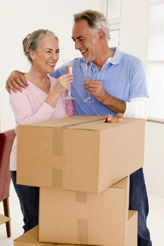 葡萄酒,西方人,老年人,头发,两个人,家庭,夫妻,客厅,站,笑,微笑,露齿笑,竖图,室内,白天,正面,爱情,奢侈,快乐,杯子,欧洲,欧洲人,一堆,握,堆叠,堆积,服装,高脚杯,纸箱,墙,浪漫,拿,拿着,注视,墙壁,墙面,玻璃制品,酒,饮料,衣服,白色,酒杯,箱子,香槟,观察,看,站着,温暖,温馨,一家人,恩爱,诱惑,握着,恋人,服饰,观看,堆,搬家,和睦,察看,起居室,搂着,衣着,穿着,关注,香槟杯,包装箱,气泡酒,起泡酒,汽酒,衣饰,老年男性,老年女性,男人,男性,女人,女性,白种人,夫妇,情侣,玻璃杯,搂,搂抱,站立,半身,彩图,高兴,欢笑,伴侣,融洽