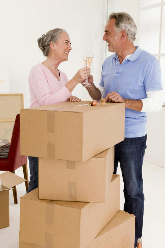 葡萄酒,西方人,老年人,头发,两个人,家庭,夫妻,客厅,站,笑,微笑,露齿笑,竖图,室内,白天,侧面,爱情,奢侈,快乐,杯子,欧洲,欧洲人,一堆,握,堆叠,堆积,服装,高脚杯,纸箱,墙,浪漫,拿,拿着,注视,墙壁,墙面,玻璃制品,酒,饮料,衣服,白色,酒杯,箱子,香槟,观察,看,站着,温暖,温馨,一家人,恩爱,诱惑,握着,恋人,服饰,观看,堆,搬家,和睦,察看,起居室,搂着,衣着,穿着,关注,香槟杯,包装箱,气泡酒,起泡酒,汽酒,衣饰,老年男性,老年女性,男人,男性,女人,女性,白种人,夫妇,情侣,玻璃杯,搂,搂抱,站立,半身,彩图,高兴,欢笑,伴侣,融洽