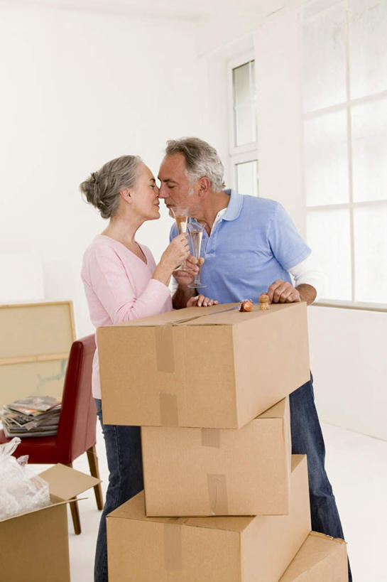 葡萄酒,西方人,老年人,头发,两个人,家庭,夫妻,客厅,站,笑,吻,微笑,露齿笑,竖图,室内,白天,侧面,爱情,奢侈,快乐,窗户,杯子,椅子,欧洲,欧洲人,一堆,握,堆叠,堆积,服装,高脚杯,纸箱,墙,浪漫,拿,拿着,注视,玻璃窗,墙壁,墙面,玻璃制品,酒,饮料,衣服,白色,酒杯,箱子,香槟,观察,看,站着,温暖,温馨,一家人,恩爱,诱惑,握着,恋人,服饰,观看,堆,搬家,和睦,察看,起居室,搂着,衣着,穿着,关注,香槟杯,包装箱,气泡酒,起泡酒,汽酒,衣饰,老年男性,老年女性,男人,男性,女人,女性,白种人,夫妇,情侣,玻璃杯,接吻,搂,搂抱,亲,亲吻,亲嘴,站立,半身,彩图,高兴,欢笑,伴侣,融洽