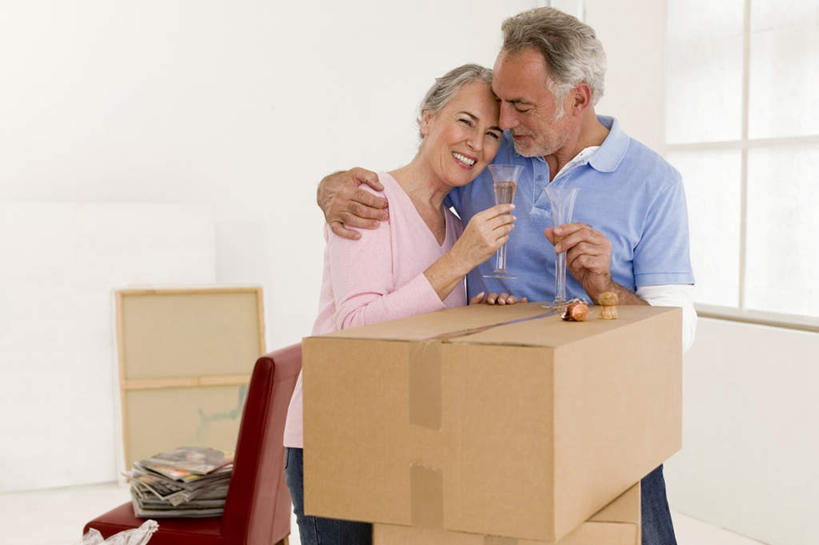 葡萄酒,西方人,老年人,头发,两个人,家庭,夫妻,客厅,站,笑,微笑,露齿笑,横图,室内,白天,正面,爱情,奢侈,快乐,窗户,杯子,椅子,欧洲,欧洲人,握,服装,高脚杯,纸箱,墙,浪漫,拿,拿着,注视,玻璃窗,墙壁,墙面,玻璃制品,酒,饮料,衣服,白色,酒杯,箱子,香槟,观察,看,站着,温暖,温馨,一家人,恩爱,诱惑,握着,恋人,服饰,观看,搬家,和睦,察看,起居室,搂着,衣着,穿着,关注,香槟杯,包装箱,气泡酒,起泡酒,汽酒,衣饰,老年男性,老年女性,男人,男性,女人,女性,白种人,夫妇,情侣,玻璃杯,搂,搂抱,站立,半身,彩图,高兴,欢笑,伴侣,融洽