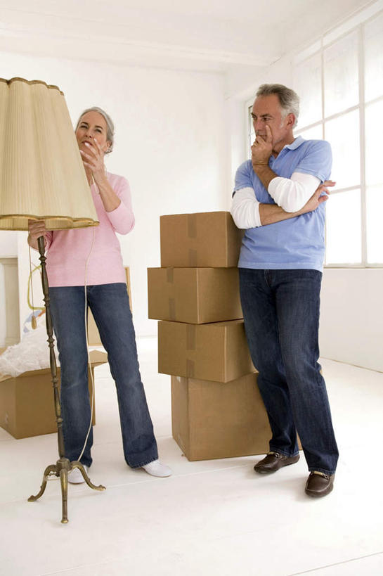 西方人,老年人,头发,两个人,家庭,夫妻,客厅,站,笑,微笑,露齿笑,竖图,室内,白天,正面,爱情,窗户,欧洲,欧洲人,撑,握,服装,纸箱,墙,灯光,浪漫,拿,拿着,托腮,注视,玻璃窗,墙壁,墙面,灯,衣服,白色,箱子,灯具,落地灯,观察,看,托,站着,温暖,温馨,一家人,恩爱,握着,恋人,服饰,观看,搬家,和睦,察看,起居室,搂着,衣着,照明设备,穿着,关注,托下巴,包装箱,衣饰,老年男性,老年女性,男人,男性,女人,女性,白种人,夫妇,情侣,搂,搂抱,站立,彩图,全身,伴侣,融洽