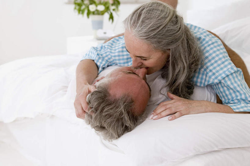 西方人,老年人,头发,两个人,家庭,夫妻,躺,抱,笑,吻,微笑,露齿笑,横图,俯视,室内,白天,爱情,植物,床,靠垫,卧室,叶子,欧洲,欧洲人,服装,盆栽,双人床,绿叶,床单,靠枕,盆景,浪漫,注视,被子,衣服,绿色,白色,自然,垫子,枕头,观察,看,温暖,温馨,一家人,嫩叶,恩爱,恋人,服饰,生长,成长,抱着,观看,和睦,察看,被单,搂着,衣着,穿着,关注,衣饰,卧着,老年男性,老年女性,男人,男性,女人,女性,白种人,夫妇,情侣,叶,叶片,接吻,搂,搂抱,亲,亲吻,亲嘴,躺着,卧,半身,彩图,高角度拍摄,睡房,卧房,伴侣,融洽