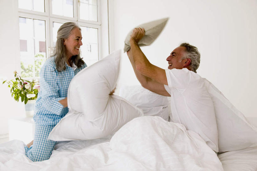 西方人,老年人,头发,两个人,家庭,夫妻,坐,跪,投,笑,微笑,露齿笑,横图,室内,白天,侧面,爱情,游戏,植物,床,靠垫,卧室,叶子,欧洲,欧洲人,服装,盆栽,双人床,绿叶,床单,靠枕,盆景,浪漫,玩,注视,娱乐,被子,衣服,绿色,白色,自然,垫子,枕头,观察,看,休闲,温暖,温馨,一家人,嫩叶,恩爱,恋人,服饰,生长,成长,观看,和睦,察看,被单,衣着,穿着,关注,衣饰,老年男性,老年女性,男人,男性,女人,女性,白种人,夫妇,情侣,叶,叶片,跪着,抛,扔,撒,玩耍,嬉戏,掷,坐着,彩图,全身,睡房,卧房,伴侣,融洽