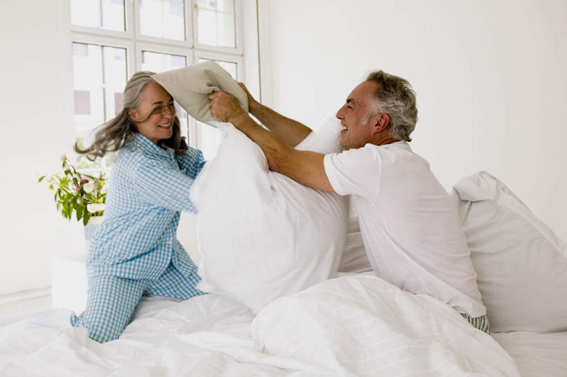 西方人,老年人,头发,两个人,家庭,夫妻,坐,跪,投,笑,微笑,露齿笑,横图,室内,白天,侧面,爱情,游戏,植物,床,靠垫,卧室,叶子,欧洲,欧洲人,服装,盆栽,双人床,绿叶,床单,靠枕,盆景,浪漫,玩,注视,娱乐,被子,衣服,绿色,白色,自然,垫子,枕头,观察,看,休闲,温暖,温馨,一家人,嫩叶,恩爱,恋人,服饰,生长,成长,观看,和睦,察看,被单,衣着,穿着,关注,衣饰,老年男性,老年女性,男人,男性,女人,女性,白种人,夫妇,情侣,叶,叶片,跪着,抛,扔,撒,玩耍,嬉戏,掷,坐着,彩图,全身,睡房,卧房,伴侣,融洽