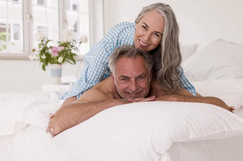 西方人,老年人,头发,两个人,家庭,夫妻,笑,微笑,露齿笑,横图,室内,白天,正面,爱情,按摩,植物,床,靠垫,卧室,叶子,欧洲,欧洲人,服装,盆栽,双人床,绿叶,床单,靠枕,盆景,浪漫,注视,被子,衣服,绿色,白色,自然,垫子,枕头,观察,看,趴着,享受,健康,温暖,温馨,一家人,嫩叶,恩爱,保健,恋人,服饰,生长,成长,观看,和睦,察看,被单,衣着,穿着,关注,指压,衣饰,老年男性,老年女性,男人,男性,女人,女性,白种人,夫妇,情侣,叶,叶片,趴,彩图,全身,推拿,睡房,卧房,伴侣,融洽