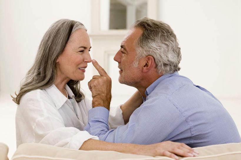 西方人,老年人,头发,两个人,家庭,夫妻,客厅,坐,抱,笑,微笑,露齿笑,横图,室内,白天,侧面,爱情,窗户,落地窗,沙发,欧洲,欧洲人,服装,浪漫,注视,玻璃窗,衣服,白色,观察,看,温暖,温馨,一家人,恩爱,恋人,服饰,抱着,观看,和睦,察看,起居室,搂着,衣着,穿着,关注,衣饰,老年男性,老年女性,男人,男性,女人,女性,白种人,夫妇,情侣,搂,搂抱,坐着,半身,彩图,伴侣,融洽,皮沙发