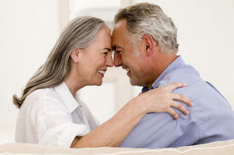 西方人,老年人,头发,两个人,家庭,夫妻,客厅,坐,抱,笑,微笑,露齿笑,横图,室内,白天,侧面,爱情,窗户,落地窗,沙发,欧洲,欧洲人,服装,浪漫,注视,玻璃窗,衣服,白色,观察,看,温暖,温馨,一家人,恩爱,恋人,服饰,抱着,观看,和睦,察看,起居室,搂着,衣着,穿着,关注,衣饰,老年男性,老年女性,男人,男性,女人,女性,白种人,夫妇,情侣,搂,搂抱,坐着,半身,彩图,伴侣,融洽,皮沙发