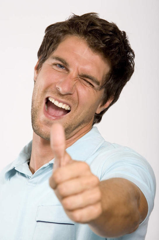 西方人,脸,头,脸颊,手,一个人,站,笑,微笑,露齿笑,竖图,室内,特写,白天,白色背景,正面,T恤衫,智慧,欧洲,欧洲人,仅一个男性,仅一个人,突出,服装,T恤,注视,称赞,表扬,肩膀,仅一个年轻男性,衣服,蓝色,观察,看,手势,站着,手部,竖,摄影,服饰,影棚,观看,翘,单手,高,察看,夸奖,衣着,优秀,穿着,关注,好,妙,顺利,出色,超群,杰出,卓越,奇妙,衣饰,聪明,男人,男性,年轻男性,白种人,大拇指,头部,脸部,脸蛋,面部,站立,半身,彩图,影棚拍摄,拍摄