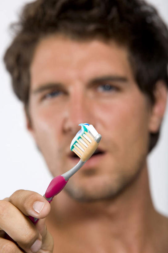 西方人,脸,头,脸颊,手,一个人,站,竖图,室内,特写,白天,白色背景,正面,欧洲,欧洲人,仅一个男性,仅一个人,握,服装,朦胧,模糊,牙膏,牙刷,拿,拿着,注视,刷牙,肩膀,仅一个年轻男性,衣服,日用品,观察,看,清洁,站着,手部,握着,摄影,服饰,影棚,赤裸,洗漱用品,观看,单手,察看,卫生,衣着,穿着,关注,衣饰,男人,男性,年轻男性,白种人,头部,脸部,脸蛋,面部,站立,半身,彩图,影棚拍摄,拍摄