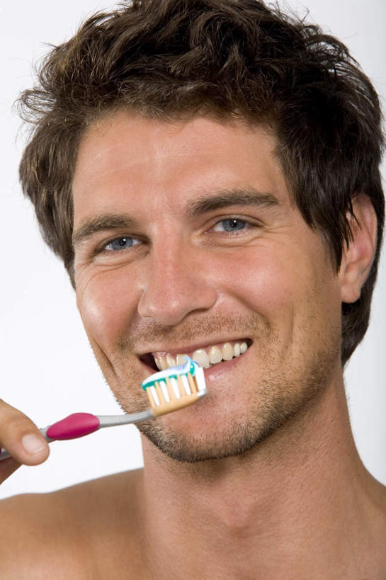 西方人,脸,头,脸颊,手,一个人,站,竖图,室内,特写,白天,白色背景,正面,欧洲,欧洲人,仅一个男性,仅一个人,握,服装,牙膏,牙刷,拿,拿着,注视,刷牙,肩膀,仅一个年轻男性,衣服,日用品,观察,看,清洁,站着,手部,握着,摄影,服饰,影棚,赤裸,洗漱用品,观看,单手,察看,卫生,衣着,穿着,关注,衣饰,男人,男性,年轻男性,白种人,头部,脸部,脸蛋,面部,站立,半身,彩图,影棚拍摄,拍摄