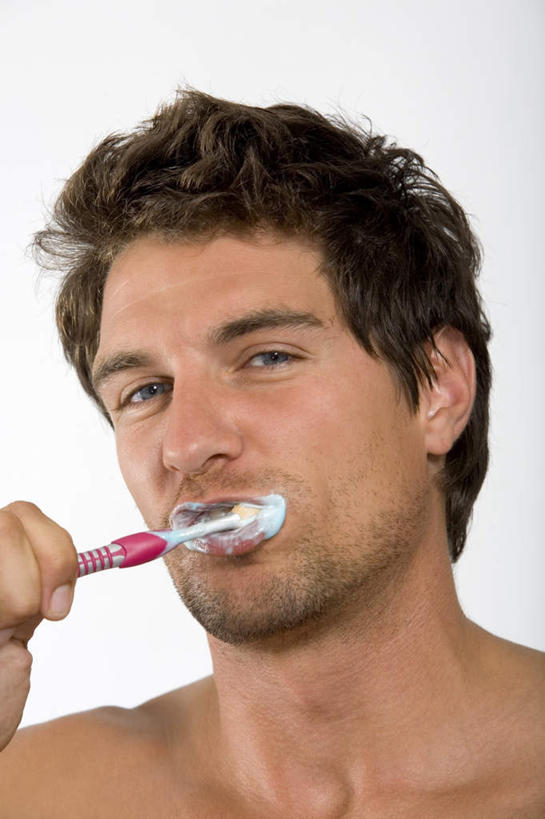 西方人,脸,头,脸颊,手,一个人,站,竖图,室内,特写,白天,白色背景,正面,欧洲,欧洲人,仅一个男性,仅一个人,握,服装,牙膏,牙刷,拿,拿着,注视,刷牙,肩膀,仅一个年轻男性,衣服,日用品,观察,看,清洁,站着,手部,握着,摄影,服饰,影棚,赤裸,洗漱用品,观看,单手,察看,卫生,衣着,穿着,关注,衣饰,男人,男性,年轻男性,白种人,头部,脸部,脸蛋,面部,站立,半身,彩图,影棚拍摄,拍摄