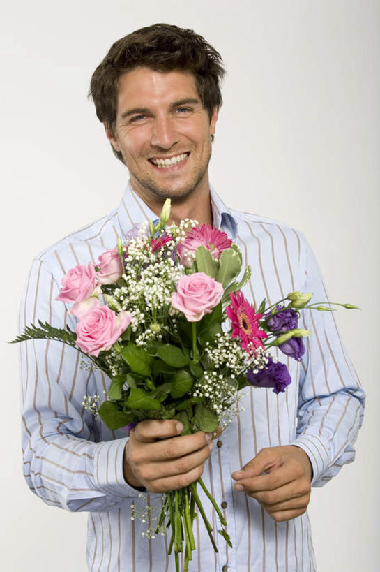 西方人,一个人,站,竖图,室内,白天,白色背景,正面,爱情,幸福,纯洁,智慧,热情,玫瑰,欧洲,欧洲人,仅一个男性,仅一个人,握,服装,艺术,盛开,玫瑰花,浪漫,拿,花蕾,拿着,注视,文化,花,花瓣,花朵,鲜花,仅一个年轻男性,衣服,插花,花苞,花蕊,观察,看,站着,温暖,温馨,恩爱,握着,摄影,服饰,影棚,观看,插花艺术,和睦,察看,创造,衣着,穿着,关注,创作,感动,想象,尊敬,衣饰,天真,刺玫花,徘徊花,男人,男性,年轻男性,白种人,站立,半身,彩图,影棚拍摄,拍摄,融洽