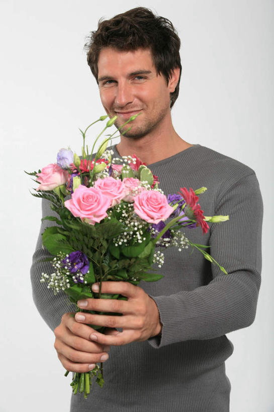 西方人,一个人,站,竖图,室内,白天,白色背景,正面,爱情,幸福,纯洁,智慧,热情,玫瑰,欧洲,欧洲人,仅一个男性,仅一个人,握,服装,艺术,盛开,玫瑰花,浪漫,拿,花蕾,拿着,注视,文化,花,花瓣,花朵,鲜花,仅一个年轻男性,衣服,插花,花苞,花蕊,观察,看,站着,温暖,温馨,恩爱,握着,摄影,服饰,影棚,观看,插花艺术,和睦,察看,创造,衣着,穿着,关注,创作,感动,想象,尊敬,衣饰,天真,刺玫花,徘徊花,男人,男性,年轻男性,白种人,站立,半身,彩图,影棚拍摄,拍摄,融洽