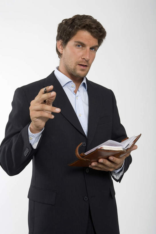 西方人,一个人,商务人士,商务男性,站,竖图,室内,白天,白色背景,正面,衬衫,欧洲,欧洲人,仅一个男性,仅一个人,握,套装,服装,笔,办公用品,记事本,领带,拿,拿着,注视,水笔,文具,仅一个年轻男性,衣服,本子,笔记本,学习用品,观察,看,手势,站着,握着,摄影,服饰,影棚,观看,文具用品,察看,象征,衣着,庄重,穿着,关注,商务装,身份,工薪阶层,正式,地位,衣饰,男人,男性,年轻男性,白种人,白领,上班族,站立,半身,彩图,影棚拍摄,衬衣,拍摄