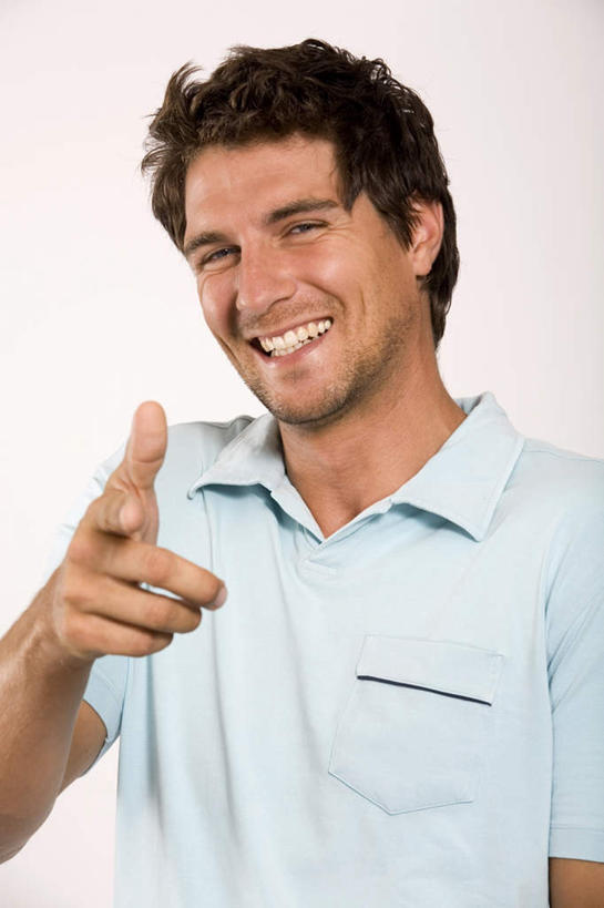 西方人,脸,头,脸颊,手,一个人,站,竖图,室内,特写,白天,白色背景,正面,T恤衫,欧洲,欧洲人,仅一个男性,仅一个人,指,服装,T恤,注视,方向,肩膀,仅一个年轻男性,衣服,蓝色,观察,看,手势,站着,手部,摄影,服饰,影棚,观看,单手,察看,指向,衣着,穿着,关注,衣饰,男人,男性,年轻男性,白种人,头部,脸部,脸蛋,面部,站立,半身,彩图,影棚拍摄,拍摄