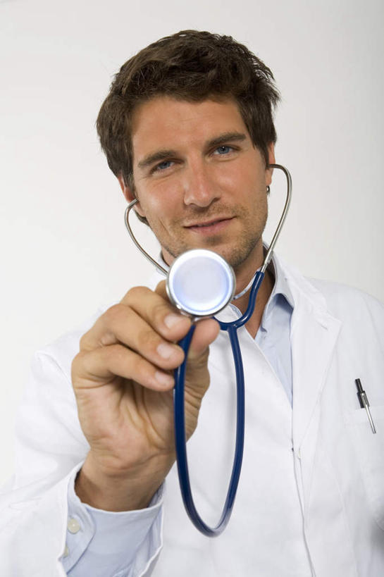 西方人,脸,头,脸颊,手,一个人,医生,站,竖图,室内,特写,白天,正面,欧洲,欧洲人,仅一个男性,仅一个人,握,服装,拿,拿着,注视,肩膀,仅一个年轻男性,衣服,听诊器,观察,看,站着,医护人员,医疗人员,手部,握着,服饰,观看,单手,察看,医疗设备,衣着,穿着,关注,医疗器械,医疗工具,衣饰,检测工具,男人,男性,年轻男性,白种人,头部,脸部,脸蛋,面部,大夫,站立,半身,彩图