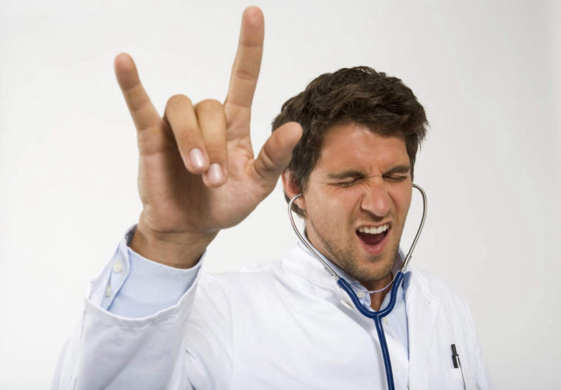 西方人,脸,头,脸颊,手,一个人,医生,站,闭眼,笑,微笑,露齿笑,横图,室内,特写,白天,正面,骄傲,胜利,欧洲,欧洲人,仅一个男性,仅一个人,握,服装,拿,拿着,肩膀,仅一个年轻男性,衣服,听诊器,手势,站着,医护人员,医疗人员,手部,自信,握着,服饰,单手,医疗设备,衣着,穿着,医疗器械,医疗工具,衣饰,检测工具,男人,男性,年轻男性,白种人,头部,脸部,脸蛋,面部,大夫,闭眼睛,闭着眼,闭着眼睛,站立,半身,彩图