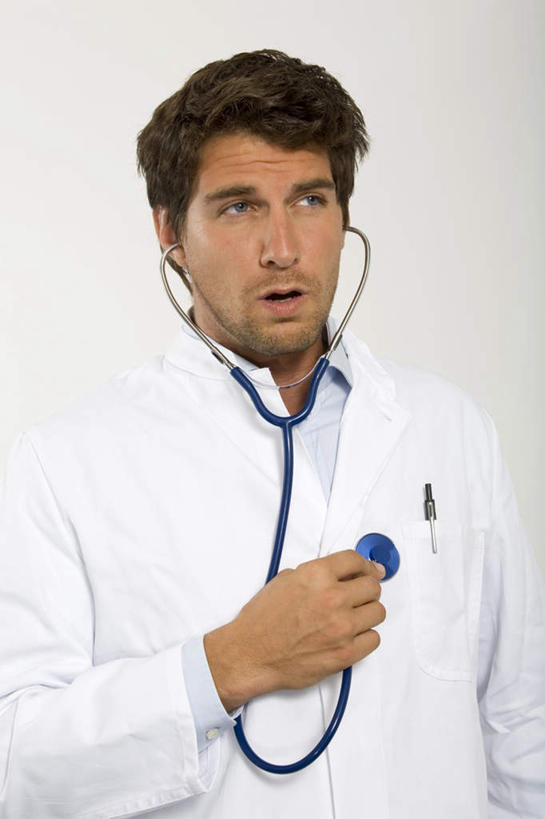 西方人,一个人,医生,站,竖图,室内,白天,正面,欧洲,欧洲人,仅一个男性,仅一个人,握,服装,拿,拿着,注视,仅一个年轻男性,衣服,听诊器,观察,看,站着,医护人员,医疗人员,握着,服饰,观看,察看,医疗设备,衣着,穿着,关注,医疗器械,医疗工具,衣饰,检测工具,男人,男性,年轻男性,白种人,大夫,站立,半身,彩图