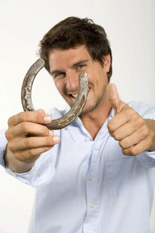 西方人,一个人,站,竖图,室内,白天,白色背景,正面,衬衫,智慧,欧洲,欧洲人,仅一个男性,仅一个人,握,突出,服装,生锈,拿,拿着,注视,称赞,表扬,仅一个年轻男性,衣服,蓝色,观察,看,手势,站着,竖,握着,摄影,服饰,影棚,观看,翘,高,腐蚀,侵蚀,察看,夸奖,衣着,优秀,穿着,关注,马蹄铁,好,妙,顺利,出色,超群,杰出,卓越,奇妙,衣饰,腐化,锈迹斑斑,聪明,男人,男性,年轻男性,白种人,大拇指,站立,半身,彩图,影棚拍摄,衬衣,拍摄