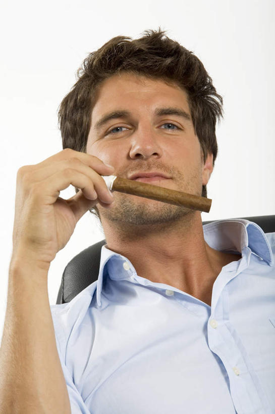 西方人,脸,头,脸颊,手,一个人,站,竖图,室内,特写,白天,白色背景,正面,衬衫,香烟,欧洲,欧洲人,仅一个男性,仅一个人,握,服装,拿,拿着,注视,肩膀,仅一个年轻男性,衣服,蓝色,观察,看,站着,享受,手部,雪茄,烟,握着,摄影,服饰,影棚,观看,单手,察看,衣着,穿着,关注,衣饰,淡定,从容,男人,男性,年轻男性,白种人,头部,脸部,脸蛋,面部,烟草,站立,半身,彩图,影棚拍摄,衬衣,拍摄