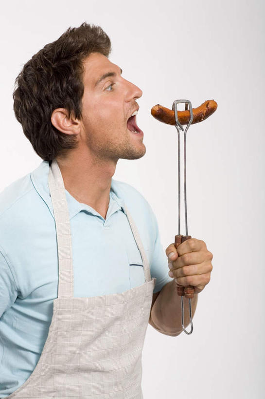 西方人,一个人,站,竖图,室内,白天,白色背景,侧面,T恤衫,欧洲,欧洲人,仅一个男性,仅一个人,握,服装,叉子,围裙,肉,香肠,腊肠,拿,T恤,拿着,注视,猪肉,肉类,仅一个年轻男性,衣服,蓝色,观察,看,站着,握着,摄影,服饰,影棚,观看,察看,衣着,穿着,关注,肉食,豚肉,衣饰,男人,男性,年轻男性,白种人,站立,半身,彩图,影棚拍摄,拍摄