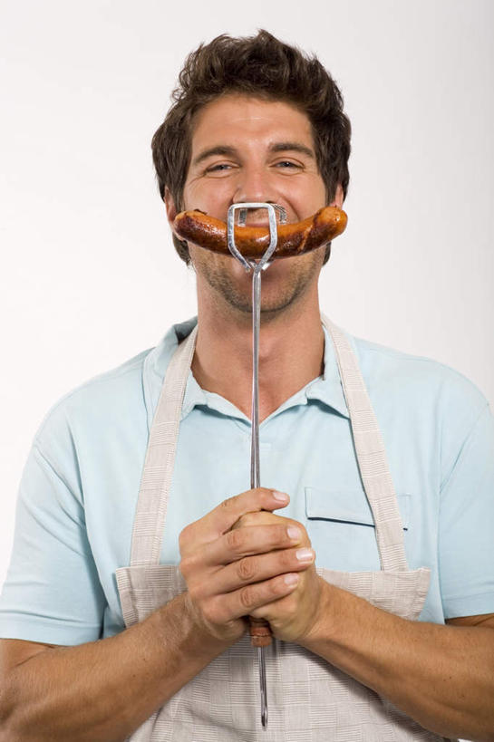 西方人,一个人,站,竖图,室内,白天,白色背景,正面,T恤衫,欧洲,欧洲人,仅一个男性,仅一个人,握,服装,叉子,围裙,肉,香肠,腊肠,拿,T恤,拿着,注视,猪肉,肉类,仅一个年轻男性,衣服,蓝色,观察,看,站着,握着,摄影,服饰,影棚,观看,察看,衣着,穿着,关注,肉食,豚肉,衣饰,男人,男性,年轻男性,白种人,站立,半身,彩图,影棚拍摄,拍摄