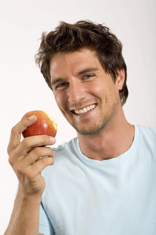 西方人,脸,头,脸颊,手,一个人,站,笑,摸,微笑,露齿笑,竖图,室内,特写,白天,白色背景,正面,T恤衫,苹果,水果,欧洲,欧洲人,仅一个男性,仅一个人,抚摸,服装,新鲜,生食,食品,果实,拿,T恤,拿着,注视,肩膀,食物,仅一个年轻男性,衣服,蓝色,观察,看,站着,手部,摄影,服饰,有机食品,绿色食品,影棚,观看,单手,察看,衣着,穿着,关注,衣饰,男人,男性,年轻男性,白种人,头部,脸部,脸蛋,面部,触摸,接触,站立,半身,彩图,影棚拍摄,拍摄