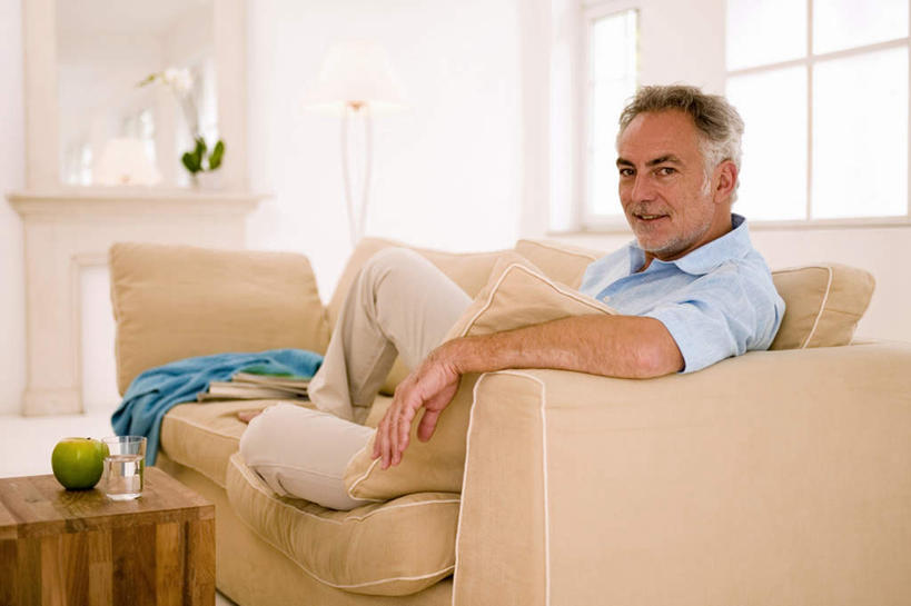 西方人,头发,一个人,客厅,坐,横图,室内,白天,侧面,窗户,落地窗,沙发,苹果,杯子,水果,欧洲,欧洲人,仅一个男性,仅一个人,服装,新鲜,生食,食品,果实,茶几,注视,玻璃窗,玻璃制品,食物,衣服,白色,水杯,青苹果,观察,看,仅一个老年男性,服饰,有机食品,绿色食品,观看,察看,起居室,衣着,穿着,关注,布艺沙发,衣饰,老年男性,男人,男性,白种人,玻璃杯,坐着,彩图,全身