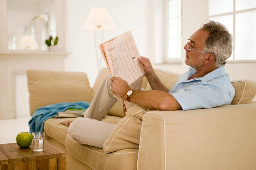 西方人,头发,一个人,客厅,坐,横图,室内,白天,侧面,阅读,窗户,落地窗,沙发,苹果,报纸,水果,欧洲,欧洲人,仅一个男性,仅一个人,握,学习,服装,新鲜,眼镜,生食,食品,果实,拿,茶几,拿着,注视,玻璃窗,食物,衣服,绿色,白色,观察,看,仅一个老年男性,浏览,握着,服饰,有机食品,绿色食品,观看,察看,起居室,衣着,穿着,关注,近视眼镜,布艺沙发,衣饰,老年男性,男人,男性,白种人,坐着,彩图,全身