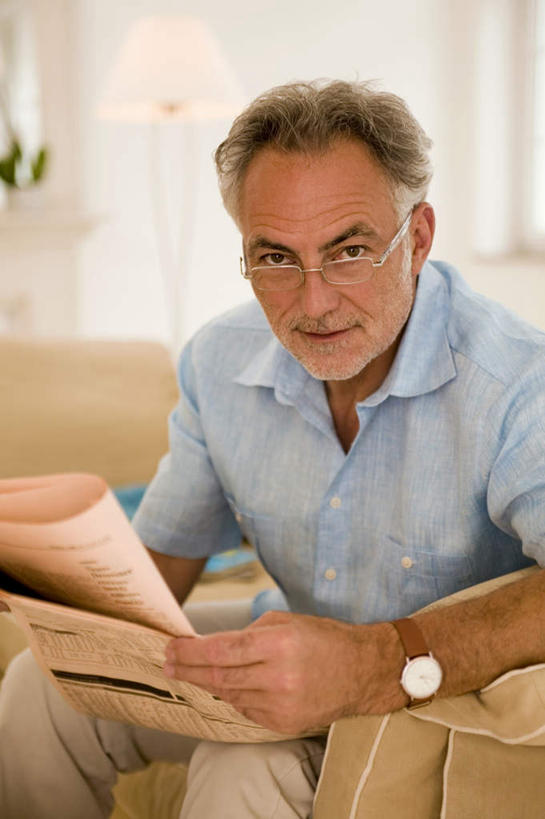 西方人,头发,一个人,客厅,坐,竖图,室内,白天,正面,阅读,窗户,落地窗,沙发,报纸,欧洲,欧洲人,仅一个男性,仅一个人,握,学习,服装,眼镜,拿,拿着,注视,玻璃窗,衣服,白色,观察,看,仅一个老年男性,浏览,握着,服饰,观看,察看,起居室,衣着,穿着,关注,近视眼镜,布艺沙发,衣饰,老年男性,男人,男性,白种人,坐着,半身,彩图