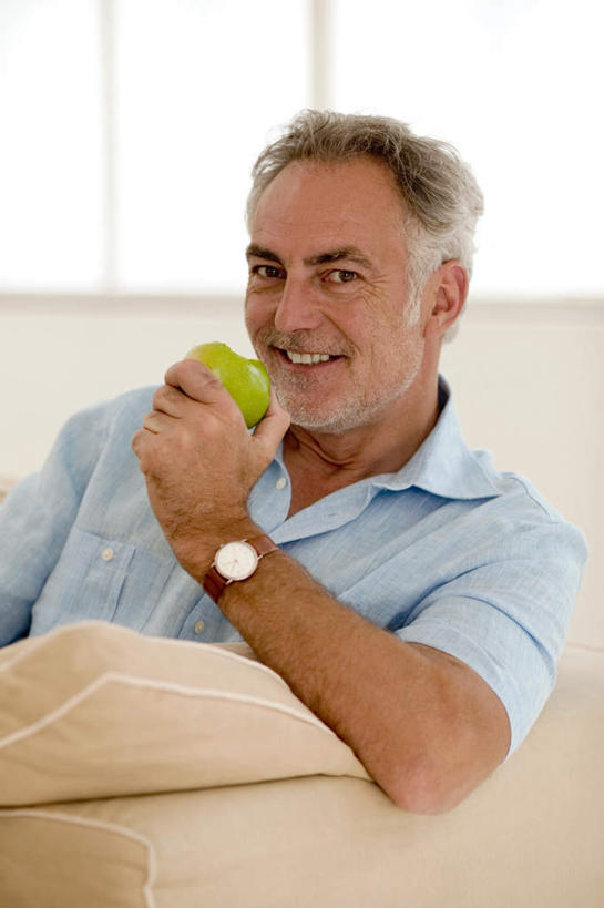 西方人,头发,一个人,客厅,坐,竖图,室内,白天,正面,窗户,落地窗,沙发,苹果,水果,欧洲,欧洲人,仅一个男性,仅一个人,握,服装,新鲜,时间,时钟,手表,生食,食品,果实,拿,计时,拿着,注视,玻璃窗,食物,衣服,绿色,白色,钟表,观察,看,仅一个老年男性,表,握着,服饰,有机食品,绿色食品,观看,腕表,察看,起居室,衣着,穿着,关注,布艺沙发,衣饰,老年男性,男人,男性,白种人,钟,坐着,半身,彩图