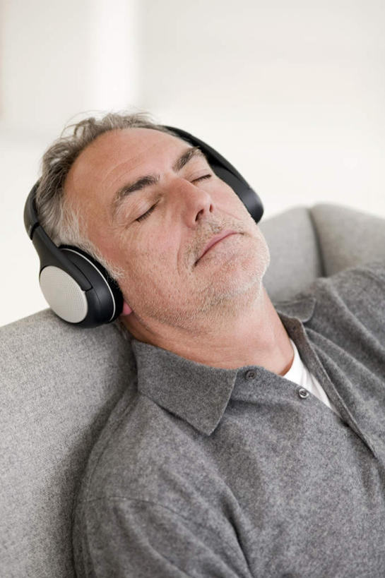 西方人,脸,头,脸颊,头发,一个人,客厅,坐,躺,闭眼,竖图,室内,特写,白天,正面,快乐,满意,幸福,沙发,欧洲,欧洲人,仅一个男性,仅一个人,握,服装,朦胧,模糊,音响,音乐,拿,拿着,娱乐,肩膀,衣服,白色,耳机,仅一个老年男性,享受,休闲,放松,握着,服饰,起居室,舒适,享乐,衣着,穿着,布艺沙发,衣饰,卧着,老年男性,男人,男性,白种人,头部,脸部,脸蛋,面部,闭眼睛,闭着眼,闭着眼睛,躺着,卧,坐着,半身,彩图