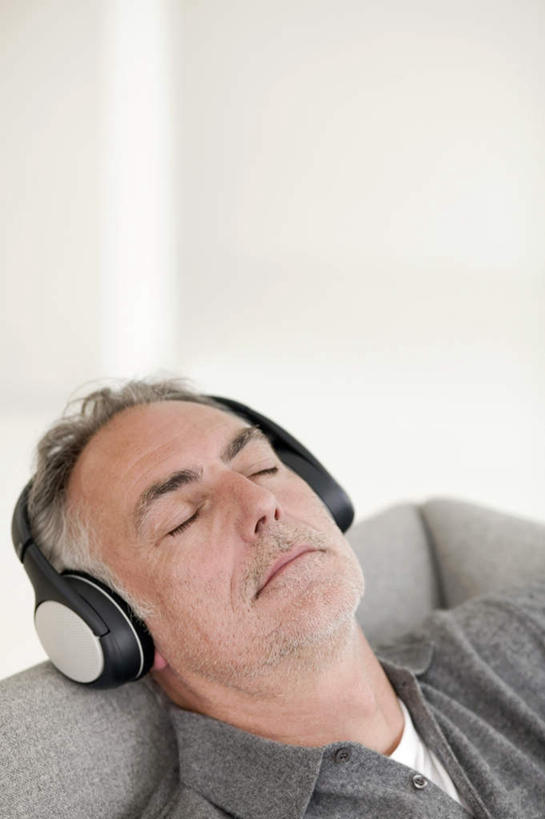 西方人,脸,头,脸颊,头发,一个人,客厅,坐,躺,闭眼,竖图,室内,特写,白天,正面,快乐,满意,幸福,沙发,欧洲,欧洲人,仅一个男性,仅一个人,握,服装,朦胧,模糊,音响,音乐,拿,拿着,娱乐,肩膀,衣服,白色,耳机,仅一个老年男性,享受,休闲,放松,握着,服饰,起居室,舒适,享乐,衣着,穿着,布艺沙发,衣饰,卧着,老年男性,男人,男性,白种人,头部,脸部,脸蛋,面部,闭眼睛,闭着眼,闭着眼睛,躺着,卧,坐着,半身,彩图