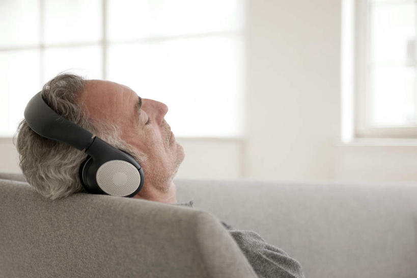 西方人,脸,头,脸颊,头发,一个人,客厅,坐,躺,闭眼,横图,室内,特写,白天,侧面,快乐,满意,幸福,窗户,落地窗,沙发,欧洲,欧洲人,仅一个男性,仅一个人,握,服装,朦胧,模糊,音响,音乐,拿,拿着,娱乐,肩膀,玻璃窗,衣服,白色,耳机,仅一个老年男性,享受,休闲,放松,握着,服饰,起居室,舒适,享乐,衣着,穿着,布艺沙发,衣饰,卧着,老年男性,男人,男性,白种人,头部,脸部,脸蛋,面部,闭眼睛,闭着眼,闭着眼睛,躺着,卧,坐着,半身,彩图