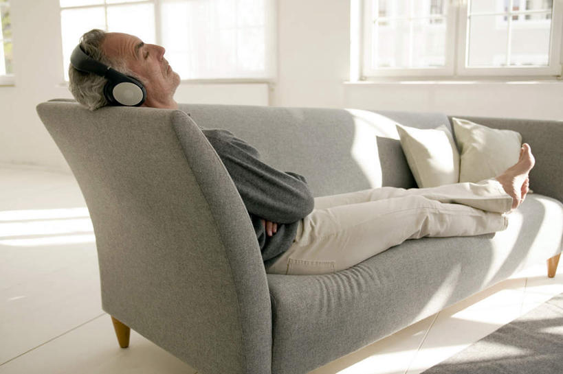 西方人,头发,一个人,客厅,坐,躺,闭眼,横图,室内,白天,正面,快乐,满意,幸福,窗户,落地窗,沙发,欧洲,欧洲人,仅一个男性,仅一个人,握,服装,音响,音乐,拿,拿着,娱乐,玻璃窗,衣服,白色,耳机,仅一个老年男性,享受,休闲,放松,握着,服饰,起居室,舒适,享乐,衣着,穿着,布艺沙发,衣饰,卧着,老年男性,男人,男性,白种人,闭眼睛,闭着眼,闭着眼睛,躺着,卧,坐着,彩图,全身