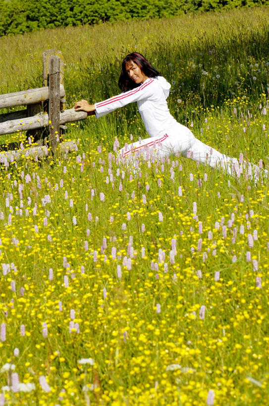 西方人,一个人,栏杆,竖图,室外,白天,正面,锻炼,旅游,度假,运动,花海,花圃,美景,山,山脉,叶子,欧洲,欧洲人,仅一个年轻女性,仅一个女性,仅一个人,服装,盛开,栅栏,景观,篱笆,山峰,围栏,山峦,花蕾,娱乐,护栏,花,花瓣,花朵,鲜花,衣服,绿色,自然,花丛,花束,花田,群山,花苞,花蕊,享受,休闲,景色,放松,拉伸,服饰,衣着,穿着,自然风光,室外运动,户外运动,衣饰,年轻女性,女人,女性,白种人,彩图,全身,健身