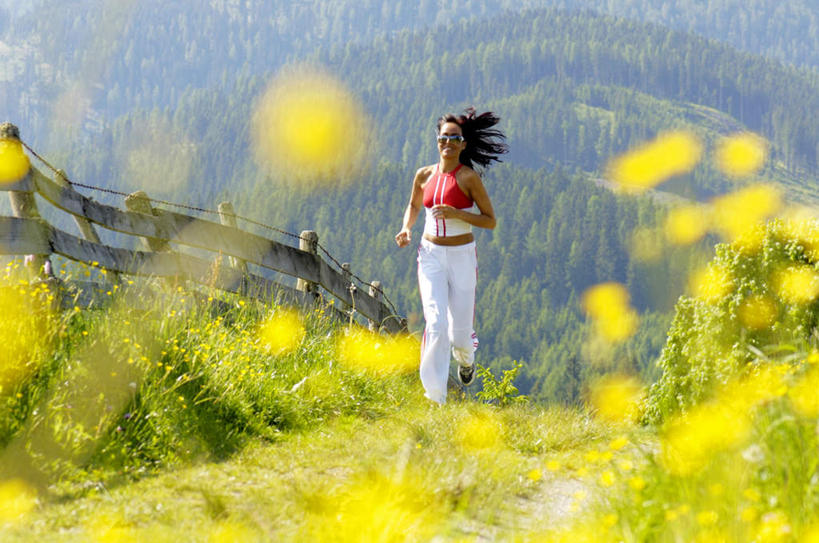 西方人,一个人,栏杆,跑,横图,室外,白天,正面,锻炼,旅游,度假,运动,花海,花圃,美景,山,山脉,叶子,欧洲,欧洲人,仅一个年轻女性,仅一个女性,仅一个人,服装,盛开,栅栏,景观,篱笆,山峰,围栏,山峦,花蕾,娱乐,护栏,花,花瓣,花朵,鲜花,衣服,绿色,自然,花丛,花束,花田,群山,花苞,花蕊,享受,休闲,景色,放松,服饰,衣着,穿着,自然风光,室外运动,户外运动,衣饰,年轻女性,女人,女性,白种人,跑步,彩图,全身,健身