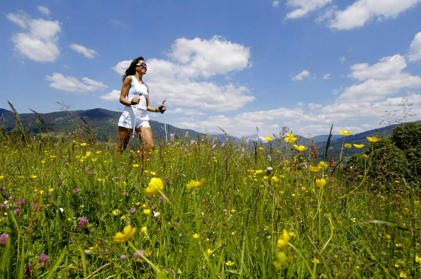 西方人,一个人,跑,横图,室外,白天,正面,锻炼,旅游,度假,运动,花海,花圃,美景,山,山脉,叶子,欧洲,欧洲人,仅一个年轻女性,仅一个女性,仅一个人,服装,盛开,景观,山峰,云,云朵,山峦,花蕾,云彩,娱乐,花,花瓣,花朵,鲜花,衣服,绿色,白云,蓝天,天空,自然,花丛,花束,花田,群山,天,花苞,花蕊,享受,休闲,景色,放松,服饰,衣着,穿着,自然风光,室外运动,户外运动,衣饰,年轻女性,女人,女性,白种人,跑步,彩图,全身,健身