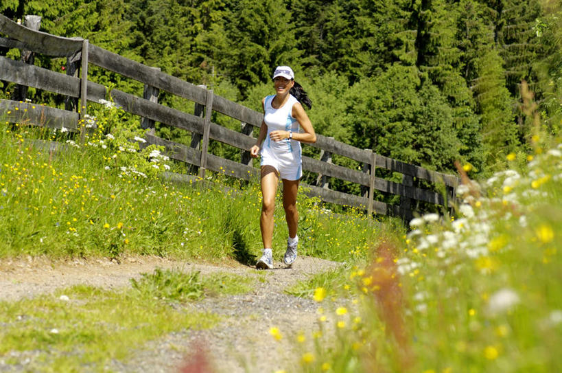 西方人,一个人,栏杆,跑,横图,室外,白天,正面,锻炼,旅游,度假,运动,花海,花圃,美景,山,山脉,帽子,叶子,欧洲,欧洲人,仅一个年轻女性,仅一个女性,仅一个人,服装,盛开,栅栏,景观,篱笆,山峰,围栏,山峦,花蕾,娱乐,运动帽,护栏,花,花瓣,花朵,鲜花,衣服,绿色,自然,花丛,花束,花田,群山,花苞,花蕊,享受,休闲,鸭舌帽,景色,放松,服饰,衣着,穿着,自然风光,室外运动,户外运动,衣饰,年轻女性,女人,女性,白种人,跑步,彩图,全身,健身