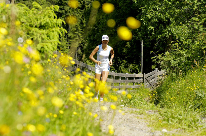 西方人,一个人,栏杆,跑,横图,室外,白天,正面,锻炼,旅游,度假,运动,花海,花圃,美景,山,山脉,帽子,叶子,欧洲,欧洲人,仅一个年轻女性,仅一个女性,仅一个人,服装,盛开,栅栏,景观,篱笆,山峰,围栏,山峦,花蕾,娱乐,运动帽,护栏,花,花瓣,花朵,鲜花,衣服,绿色,自然,花丛,花束,花田,群山,花苞,花蕊,享受,休闲,鸭舌帽,景色,放松,服饰,衣着,穿着,自然风光,室外运动,户外运动,衣饰,年轻女性,女人,女性,白种人,跑步,彩图,全身,健身