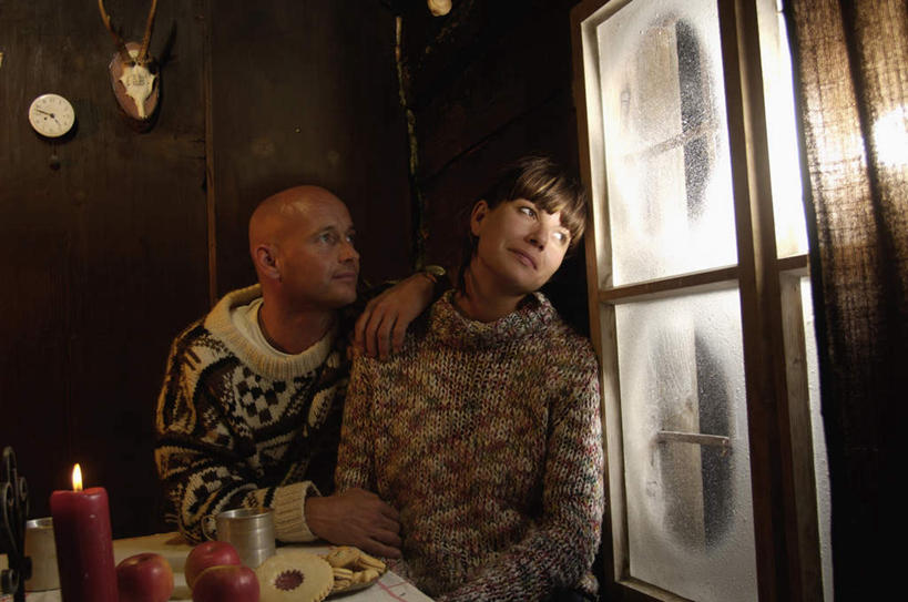 点心,西方人,中年人,两个人,家庭,夫妻,餐厅,坐,横图,室内,白天,正面,毛衣,爱情,烹饪,下午茶,西餐,餐桌,窗户,落地窗,桌子,苹果,蜡烛,水果,欧洲,欧洲人,服装,新鲜,时间,时钟,生食,料理,食品,甜点,甜品,果实,浪漫,注视,菜肴,美食,玻璃窗,食物,糕点,衣服,挂钟,甜食,观察,看,温暖,温馨,一家人,表,恩爱,西式,恋人,服饰,佳肴,有机食品,绿色食品,餐台,观看,和睦,察看,衣着,穿着,关注,衣饰,男人,男性,女人,女性,中年男性,中年女性,白种人,夫妇,情侣,钟,坐着,半身,彩图,绒衣,套衫,套头毛衣,线衣,餐馆,饭店,饭馆,伴侣,融洽