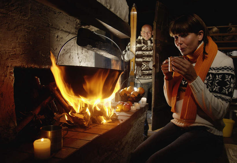 西方人,中年人,两个人,家庭,夫妻,坐,横图,室内,白天,正面,毛衣,爱情,杯子,欧洲,欧洲人,握,服装,火炉,木材,浪漫,燃烧,拿,拿着,注视,衣服,水杯,观察,看,温暖,温馨,一家人,恩爱,握着,恋人,服饰,观看,和睦,察看,衣着,穿着,关注,衣饰,男人,男性,女人,女性,中年男性,中年女性,白种人,夫妇,情侣,茶杯,坐着,半身,彩图,绒衣,套衫,套头毛衣,线衣,伴侣,融洽,柴火