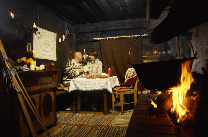 西方人,中年人,两个人,家庭,夫妻,餐厅,坐,横图,室内,白天,正面,毛衣,爱情,烹饪,西餐,餐桌,桌子,欧洲,欧洲人,服装,火炉,木材,料理,食品,浪漫,燃烧,注视,菜肴,美食,食物,衣服,观察,看,温暖,温馨,一家人,恩爱,西式,恋人,服饰,佳肴,餐台,观看,和睦,察看,衣着,穿着,关注,衣饰,男人,男性,女人,女性,中年男性,中年女性,白种人,夫妇,情侣,坐着,彩图,全身,绒衣,套衫,套头毛衣,线衣,餐馆,饭店,饭馆,伴侣,融洽,柴火