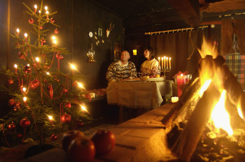 西方人,中年人,两个人,家庭,夫妻,餐厅,坐,横图,室内,白天,正面,毛衣,爱情,烹饪,西餐,餐桌,桌子,欧洲,欧洲人,服装,火炉,木材,料理,食品,圣诞树,浪漫,注视,菜肴,美食,食物,衣服,观察,看,温暖,温馨,一家人,恩爱,西式,恋人,服饰,佳肴,餐台,观看,和睦,察看,衣着,穿着,关注,衣饰,男人,男性,女人,女性,中年男性,中年女性,白种人,夫妇,情侣,坐着,彩图,全身,绒衣,套衫,套头毛衣,线衣,餐馆,饭店,饭馆,伴侣,融洽,柴火