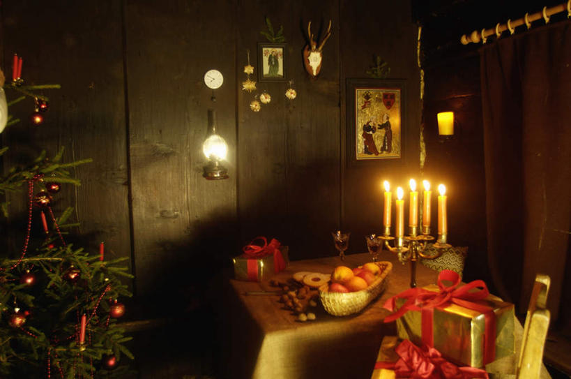 无人,木屋,横图,室内,白天,正面,烹饪,西餐,餐桌,桌子,蜡烛,礼盒,礼物,水果,圣诞节,阴影,节日,庆祝,光线,火焰,影子,纸盒,烛光,料理,食品,圣诞树,燃烧,文化,菜肴,美食,盒子,食物,包装盒,礼品盒,点燃,庆典,西式,礼品,佳肴,餐台,纪念,彩图,茅舍,茅屋,棚屋,小木屋,小屋