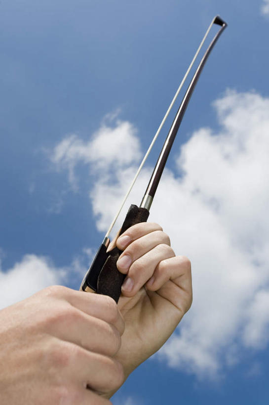 西方人,手,一个人,竖图,室外,特写,白天,仰视,欧洲,欧洲人,双手,仅一个男性,仅一个人,握,云,云朵,乐器,弦乐器,小提琴,拿,云彩,拿着,仅一个年轻男性,白云,蓝天,天空,天,手部,握着,弓拉弦乐器,弓拉弦鸣乐器,男人,男性,年轻男性,白种人,半身,彩图,低角度拍摄